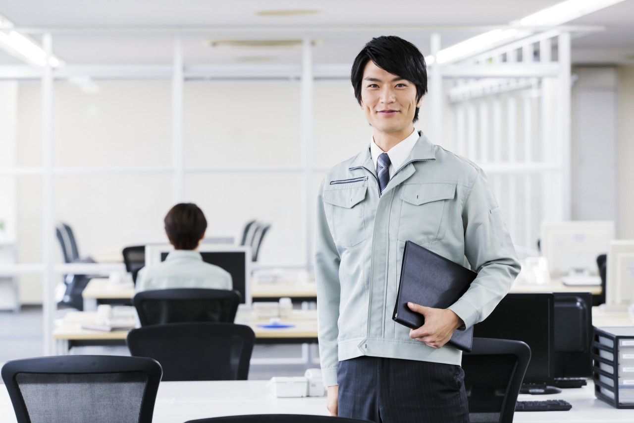 ファイルを持つ作業員